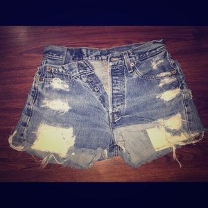 LEVI’S RIPPED JEAN SHORTS